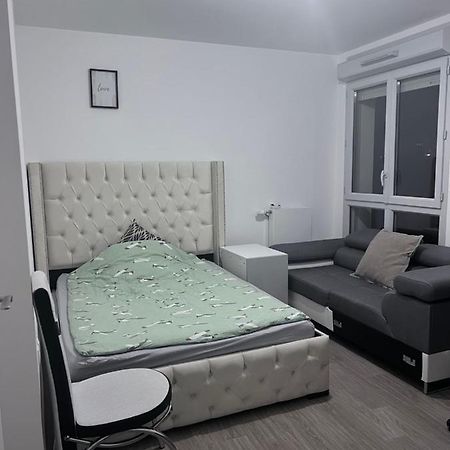 Chambre Individuelle Dans Un Appartement A 37 De Champs Elysees 萨特鲁维尔 外观 照片