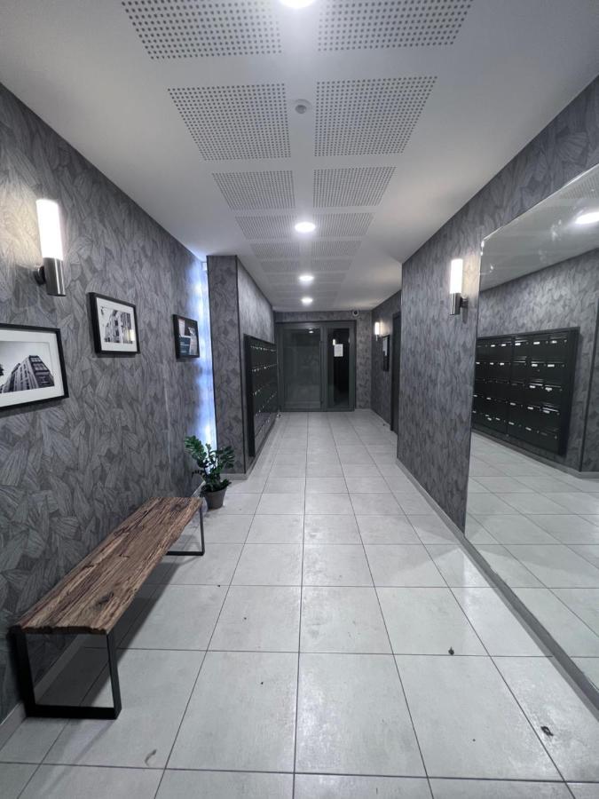 Chambre Individuelle Dans Un Appartement A 37 De Champs Elysees 萨特鲁维尔 外观 照片