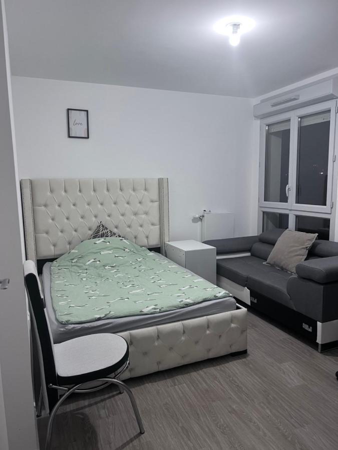 Chambre Individuelle Dans Un Appartement A 37 De Champs Elysees 萨特鲁维尔 外观 照片