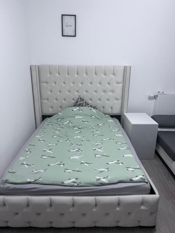 Chambre Individuelle Dans Un Appartement A 37 De Champs Elysees 萨特鲁维尔 外观 照片